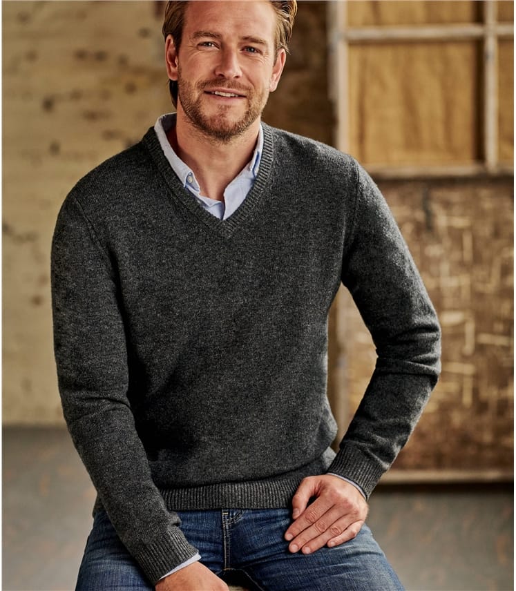 Essential sweaters, as a classic item in a man's wardrobe, sweaters not only provide warmth and comfort, but are also an important element in expressing personal style.