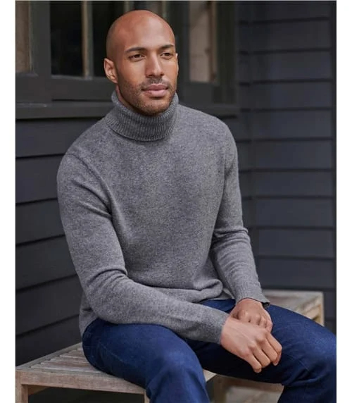 Men's cashmere sweaters. In men's autumn and winter clothing, cashmere sweaters occupy an important position because of their softness, comfort, warmth and elegance.