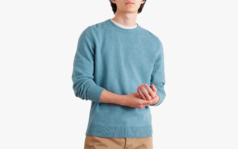 Summer sweaters 2023, while sweaters are often associated with colder weather, summer-weight sweaters have evolved to become a staple in men’s transitional