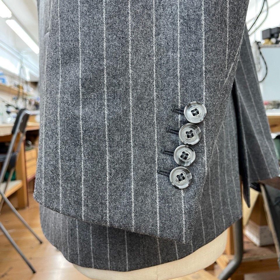 buttons to button on a suit
